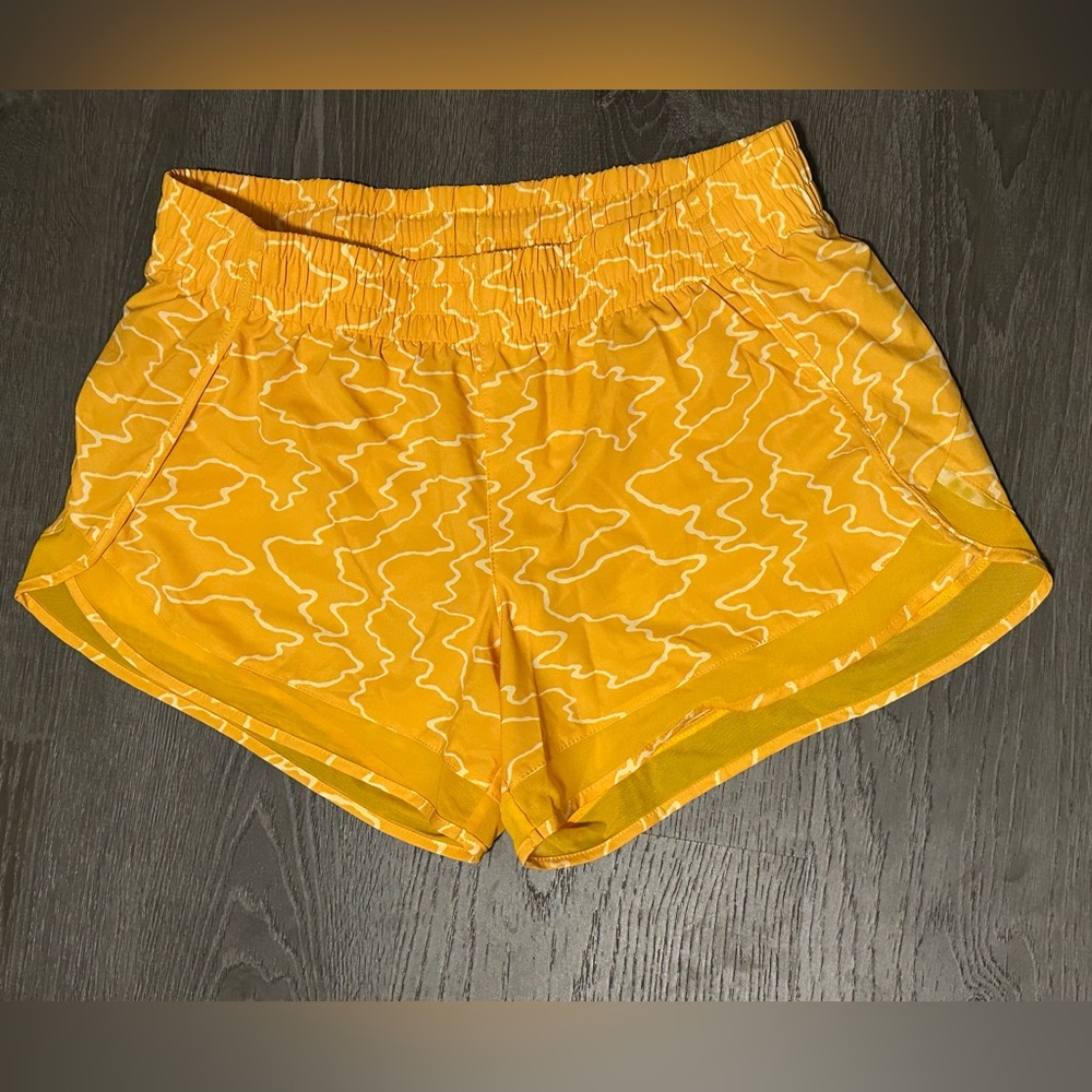 Athleta Mesh Racer Run Mid Rise Shorts 4” Size Medium golden yellow